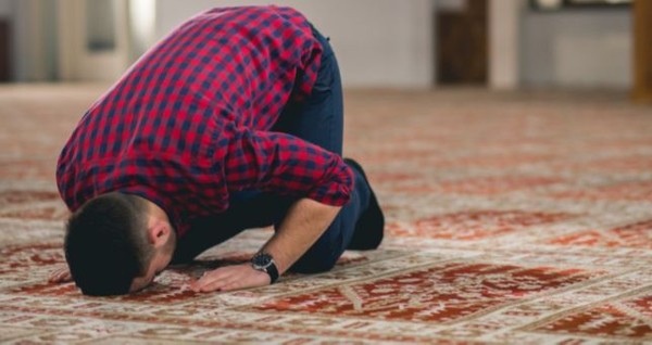 مواقيت الصلاة للمسلمين حول العالم 5 صلوات في اليوم