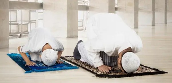 مواقيت الصلاة للمسلمين حول العالم 5 صلوات في اليوم