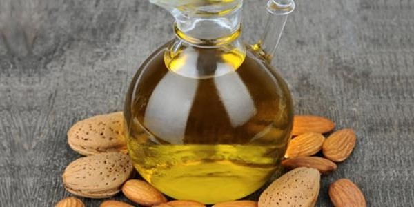 فوائد زيت اللوز المر