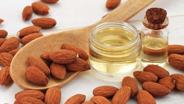 فوائد زيت اللوز المر