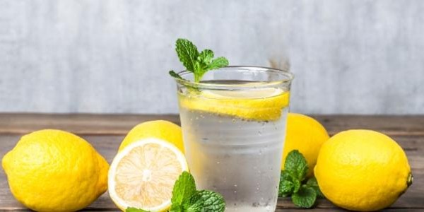 أضرار الماء والليمون