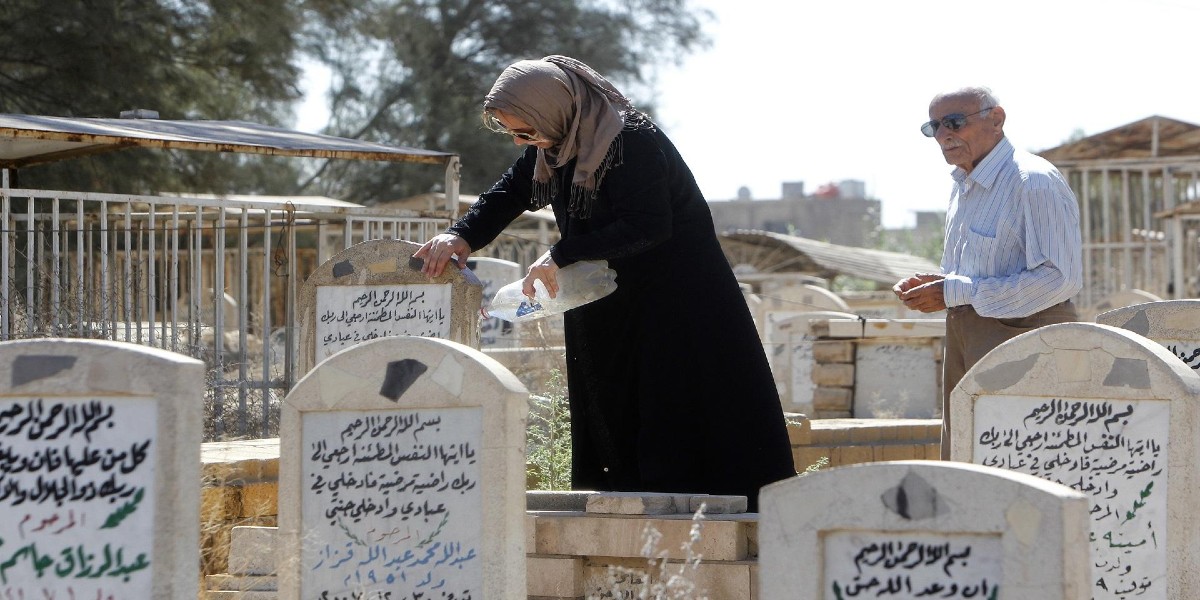 حكم زيارة المقابر في العيد