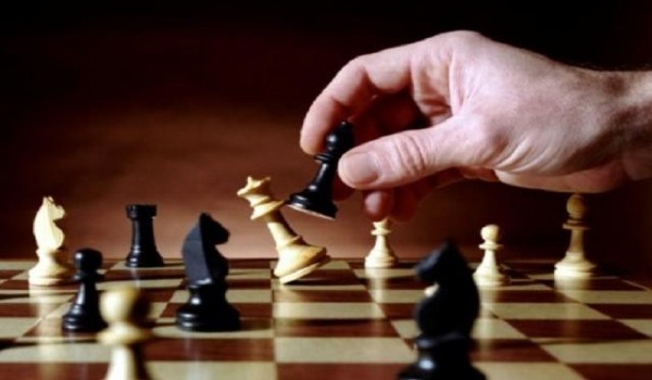 ما حكم لعب الشطرنج والطاولة ؟ 4 حكم لعب الشطرنج