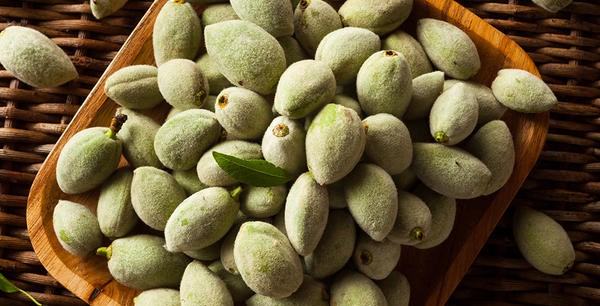 أضرار اللوز الاخضر
