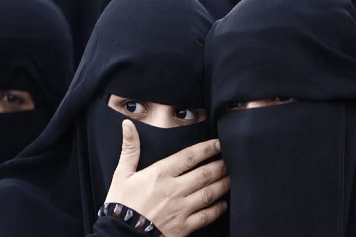 حكم النقاب في المذاهب الأربعة