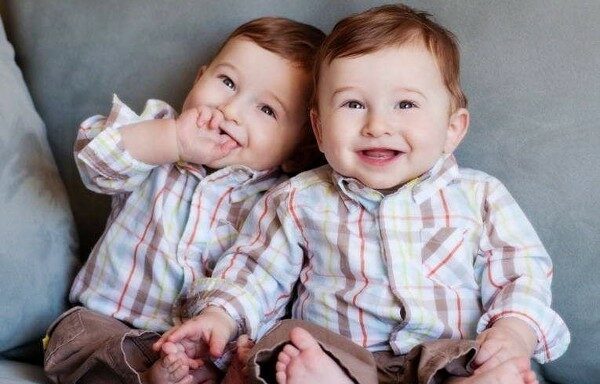 اجمل صور اطفال توأم20 e1688238543113